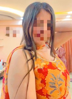 Kiara Malhotra - এস্কর্ট in Chennai Photo 4 of 4