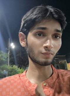 Zayn Malik - Male companion in Mumbai Photo 2 of 3