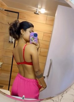 Kriti Sinha - एस्कॉर्ट in Chennai Photo 2 of 2