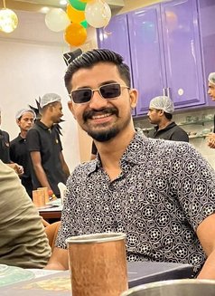 Kale Cma - Male adult performer in Kolkata Photo 1 of 7