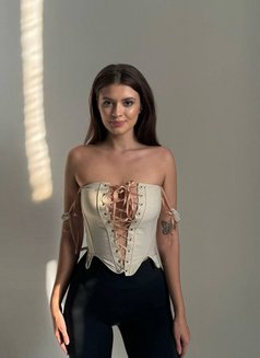 Aditi - escort in New Delhi Photo 2 of 4