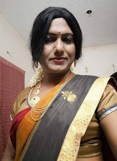 Kumudha - Transsexual ডোমিনেট্রিক্স in Chennai Photo 1 of 2