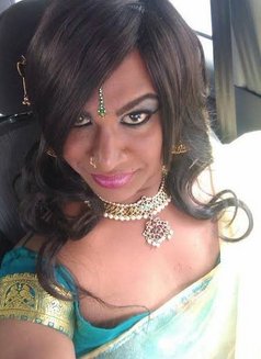 Kumudha - Transsexual ডোমিনেট্রিক্স in Chennai Photo 2 of 2