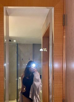 Aayushi - एस्कॉर्ट in Bangalore Photo 1 of 2