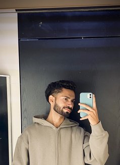 Harry - Male escort in New Delhi Photo 1 of 10