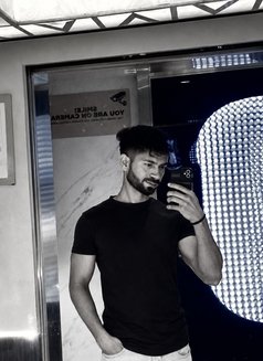 Harry - Male escort in New Delhi Photo 2 of 10