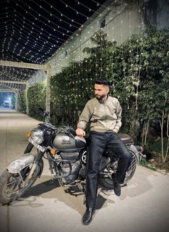 Harry - Male escort in New Delhi Photo 10 of 10