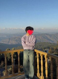 Roan - Male escort in New Delhi Photo 2 of 6