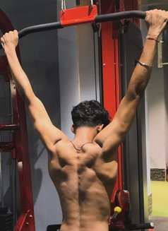 Roan - Male escort in New Delhi Photo 5 of 6