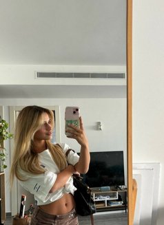 Emily - एस्कॉर्ट in Mumbai Photo 3 of 4