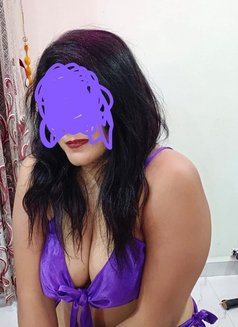 Himani Thackeray - एस्कॉर्ट in Pune Photo 1 of 6