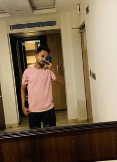 Mike - Male escort in Kolkata Photo 3 of 3